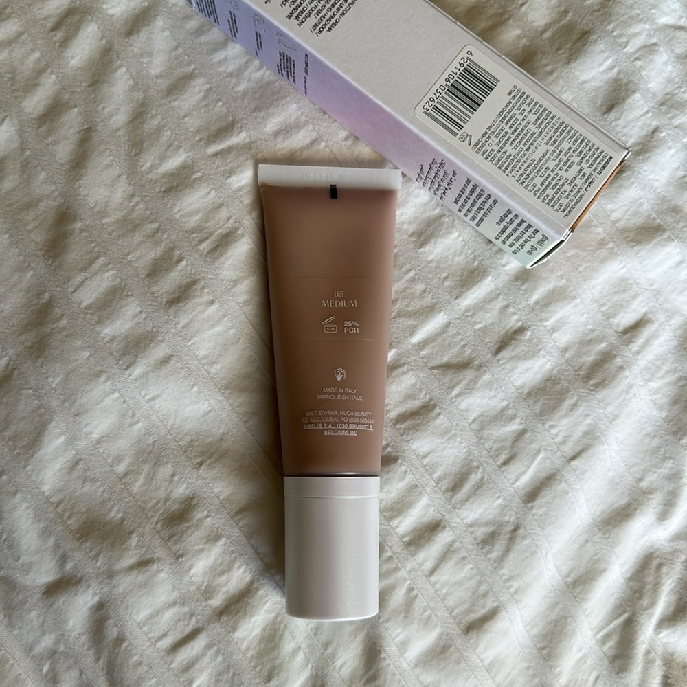 Glowish multidew Huda Beauty skin tint - Picture 2 of 5